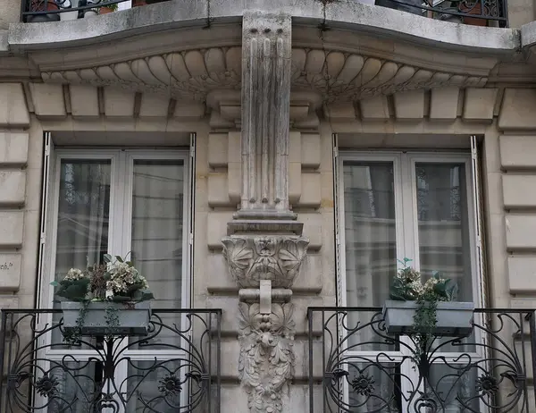 Art Nouveau 'nun cephelerindeki resimler, çiçek desenleri, kıvrımlı çizgiler, kapılar ve daha fazlası. Mimarlık 20. yüzyılın başından kalma..