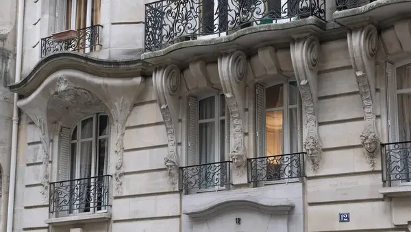 Art Nouveau 'nun cephelerindeki resimler, çiçek desenleri, kıvrımlı çizgiler, kapılar ve daha fazlası. Mimarlık 20. yüzyılın başından kalma..