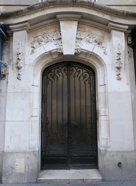 Art Nouveau 'nun cephelerindeki resimler, çiçek desenleri, kıvrımlı çizgiler, kapılar ve daha fazlası. Mimarlık 20. yüzyılın başından kalma..