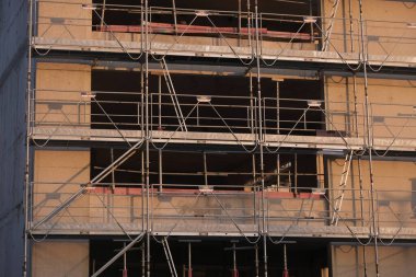 Çok çeşitli inşaat malzemeleri, tesisler, cihazlar, araçlar, kıyafetler, beton duvarlar, malzemeler, renkler ve daha fazlası.