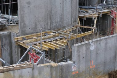 Çok çeşitli inşaat malzemeleri, tesisler, cihazlar, araçlar, kıyafetler, beton duvarlar, malzemeler, renkler ve daha fazlası.