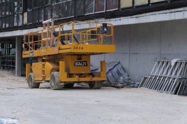 Çok çeşitli inşaat malzemeleri, tesisler, cihazlar, araçlar, kıyafetler, beton duvarlar, malzemeler, renkler ve daha fazlası.