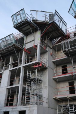 Çok çeşitli inşaat malzemeleri, tesisler, cihazlar, araçlar, kıyafetler, beton duvarlar, malzemeler, renkler ve daha fazlası.