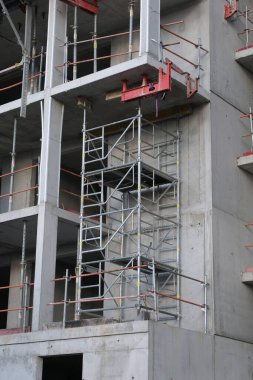 Çok çeşitli inşaat malzemeleri, tesisler, cihazlar, araçlar, kıyafetler, beton duvarlar, malzemeler, renkler ve daha fazlası.