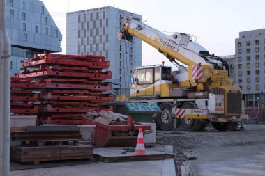 Çok çeşitli inşaat malzemeleri, tesisler, cihazlar, araçlar, kıyafetler, beton duvarlar, malzemeler, renkler ve daha fazlası.