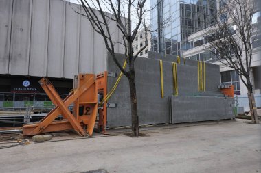 Çok çeşitli inşaat malzemeleri, tesisler, cihazlar, araçlar, kıyafetler, beton duvarlar, malzemeler, renkler ve daha fazlası.