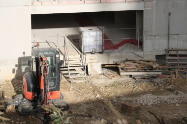 Çok çeşitli inşaat malzemeleri, tesisler, cihazlar, araçlar, kıyafetler, beton duvarlar, malzemeler, renkler ve daha fazlası.