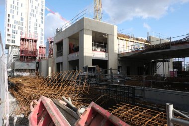 Çok çeşitli inşaat malzemeleri, tesisler, cihazlar, araçlar, kıyafetler, beton duvarlar, malzemeler, renkler ve daha fazlası.