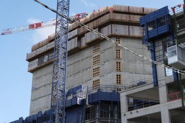 Çok çeşitli inşaat malzemeleri, tesisler, cihazlar, araçlar, kıyafetler, beton duvarlar, malzemeler, renkler ve daha fazlası.