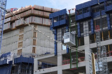 Çok çeşitli inşaat malzemeleri, tesisler, cihazlar, araçlar, kıyafetler, beton duvarlar, malzemeler, renkler ve daha fazlası.