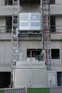 Çok çeşitli inşaat malzemeleri, tesisler, cihazlar, araçlar, kıyafetler, beton duvarlar, malzemeler, renkler ve daha fazlası.