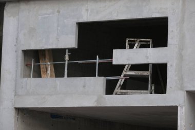 Çok çeşitli inşaat malzemeleri, tesisler, cihazlar, araçlar, kıyafetler, beton duvarlar, malzemeler, renkler ve daha fazlası.