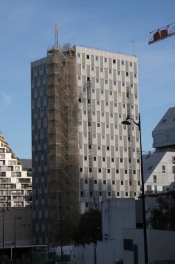 Çok çeşitli inşaat malzemeleri, tesisler, cihazlar, araçlar, kıyafetler, beton duvarlar, malzemeler, renkler ve daha fazlası.