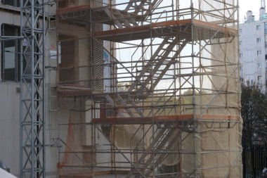 Çok çeşitli inşaat malzemeleri, tesisler, cihazlar, araçlar, kıyafetler, beton duvarlar, malzemeler, renkler ve daha fazlası.