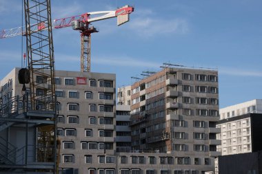 Çok çeşitli inşaat malzemeleri, tesisler, cihazlar, araçlar, kıyafetler, beton duvarlar, malzemeler, renkler ve daha fazlası.