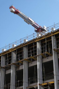 Çok çeşitli inşaat malzemeleri, tesisler, cihazlar, araçlar, kıyafetler, beton duvarlar, malzemeler, renkler ve daha fazlası.