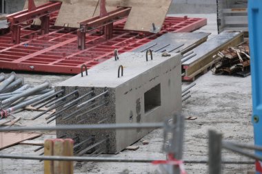 Çok çeşitli inşaat malzemeleri, tesisler, cihazlar, araçlar, kıyafetler, beton duvarlar, malzemeler, renkler ve daha fazlası.