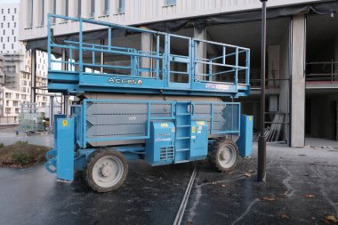 Çok çeşitli inşaat malzemeleri, tesisler, cihazlar, araçlar, kıyafetler, beton duvarlar, malzemeler, renkler ve daha fazlası.