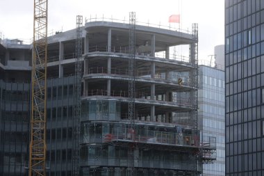 Çok çeşitli inşaat malzemeleri, tesisler, cihazlar, araçlar, kıyafetler, beton duvarlar, malzemeler, renkler ve daha fazlası.