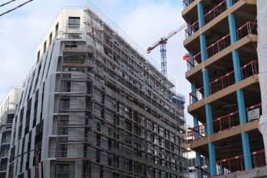 Çok çeşitli inşaat malzemeleri, tesisler, cihazlar, araçlar, kıyafetler, beton duvarlar, malzemeler, renkler ve daha fazlası.