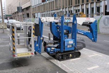 Çok çeşitli inşaat malzemeleri, tesisler, cihazlar, araçlar, kıyafetler, beton duvarlar, malzemeler, renkler ve daha fazlası.