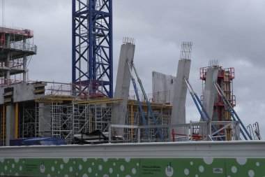 Çok çeşitli inşaat malzemeleri, tesisler, cihazlar, araçlar, kıyafetler, beton duvarlar, malzemeler, renkler ve daha fazlası.