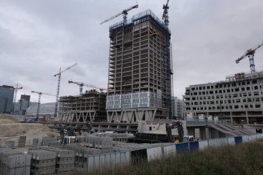 Çok çeşitli inşaat malzemeleri, tesisler, cihazlar, araçlar, kıyafetler, beton duvarlar, malzemeler, renkler ve daha fazlası.