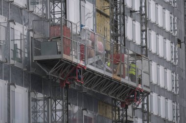 Çok çeşitli inşaat malzemeleri, tesisler, cihazlar, araçlar, kıyafetler, beton duvarlar, malzemeler, renkler ve daha fazlası.