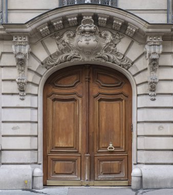 Ön cephe süslemeleri, Paris, Fransa. Paris binasının ön cephesinde gösterişli süslemeler ve dekorasyonlar. Kapılar ve pencereler, dekore edilmiş balkonlar.