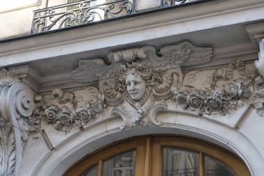 Ön cephe süslemeleri, Paris, Fransa. Paris binasının ön cephesinde gösterişli süslemeler ve dekorasyonlar. Kapılar ve pencereler, dekore edilmiş balkonlar.