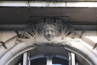 Ön cephe süslemeleri, Paris, Fransa. Paris binasının ön cephesinde gösterişli süslemeler ve dekorasyonlar. Kapılar ve pencereler, dekore edilmiş balkonlar.