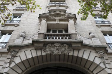 Ön cephe süslemeleri, Paris, Fransa. Paris binasının ön cephesinde gösterişli süslemeler ve dekorasyonlar. Kapılar ve pencereler, dekore edilmiş balkonlar.