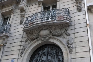 Ön cephe süslemeleri, Paris, Fransa. Paris binasının ön cephesinde gösterişli süslemeler ve dekorasyonlar. Kapılar ve pencereler, dekore edilmiş balkonlar.