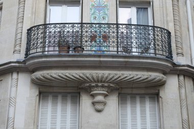 Ön cephe süslemeleri, Paris, Fransa. Paris binasının ön cephesinde gösterişli süslemeler ve dekorasyonlar. Kapılar ve pencereler, dekore edilmiş balkonlar.