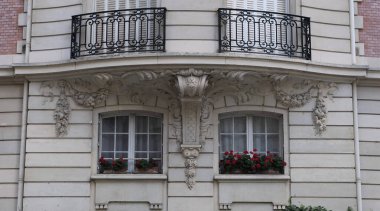 Ön cephe süslemeleri, Paris, Fransa. Paris binasının ön cephesinde gösterişli süslemeler ve dekorasyonlar. Kapılar ve pencereler, dekore edilmiş balkonlar.