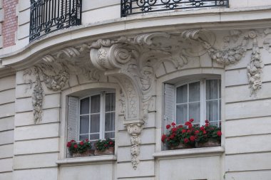 Ön cephe süslemeleri, Paris, Fransa. Paris binasının ön cephesinde gösterişli süslemeler ve dekorasyonlar. Kapılar ve pencereler, dekore edilmiş balkonlar.