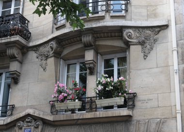 Ön cephe süslemeleri, Paris, Fransa. Paris binasının ön cephesinde gösterişli süslemeler ve dekorasyonlar. Kapılar ve pencereler, dekore edilmiş balkonlar.
