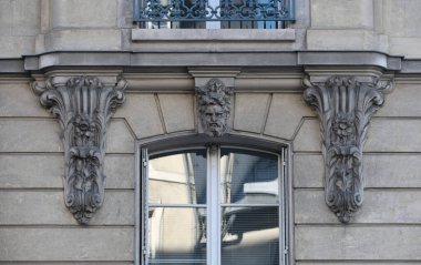 Ön cephe süslemeleri, Paris, Fransa. Paris binasının ön cephesinde gösterişli süslemeler ve dekorasyonlar. Kapılar ve pencereler, dekore edilmiş balkonlar.
