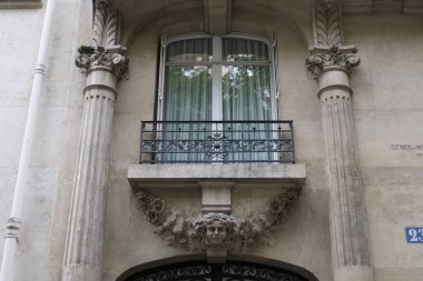 Ön cephe süslemeleri, Paris, Fransa. Paris binasının ön cephesinde gösterişli süslemeler ve dekorasyonlar. Kapılar ve pencereler, dekore edilmiş balkonlar.