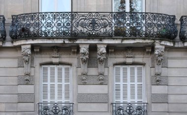 Ön cephe süslemeleri, Paris, Fransa. Paris binasının ön cephesinde gösterişli süslemeler ve dekorasyonlar. Kapılar ve pencereler, dekore edilmiş balkonlar.