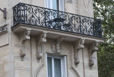 Ön cephe süslemeleri, Paris, Fransa. Paris binasının ön cephesinde gösterişli süslemeler ve dekorasyonlar. Kapılar ve pencereler, dekore edilmiş balkonlar.