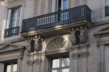 Ön cephe süslemeleri, Paris, Fransa. Paris binasının ön cephesinde gösterişli süslemeler ve dekorasyonlar. Kapılar ve pencereler, dekore edilmiş balkonlar.