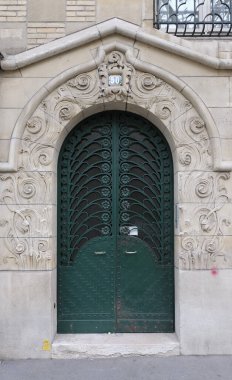Ön cephe süslemeleri, Paris, Fransa. Paris binasının ön cephesinde gösterişli süslemeler ve dekorasyonlar. Kapılar ve pencereler, dekore edilmiş balkonlar.