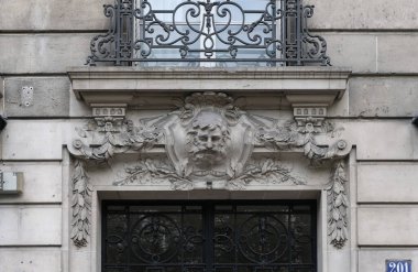 Ön cephe süslemeleri, Paris, Fransa. Paris binasının ön cephesinde gösterişli süslemeler ve dekorasyonlar. Kapılar ve pencereler, dekore edilmiş balkonlar.