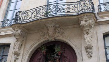 Ön cephe süslemeleri, Paris, Fransa. Paris binasının ön cephesinde gösterişli süslemeler ve dekorasyonlar. Kapılar ve pencereler, dekore edilmiş balkonlar.