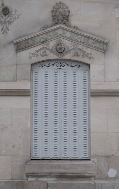 Ön cephe süslemeleri, Paris, Fransa. Paris binasının ön cephesinde gösterişli süslemeler ve dekorasyonlar. Kapılar ve pencereler, dekore edilmiş balkonlar.