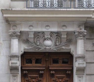 Ön cephe süslemeleri, Paris, Fransa. Paris binasının ön cephesinde gösterişli süslemeler ve dekorasyonlar. Kapılar ve pencereler, dekore edilmiş balkonlar.