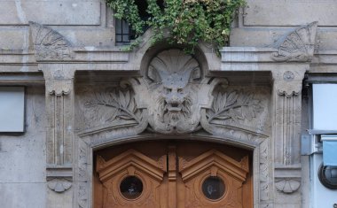 Ön cephe süslemeleri, Paris, Fransa. Paris binasının ön cephesinde gösterişli süslemeler ve dekorasyonlar. Kapılar ve pencereler, dekore edilmiş balkonlar.