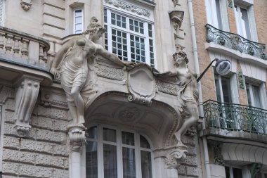 Ön cephe süslemeleri, Paris, Fransa. Paris binasının ön cephesinde gösterişli süslemeler ve dekorasyonlar. Kapılar ve pencereler, dekore edilmiş balkonlar.