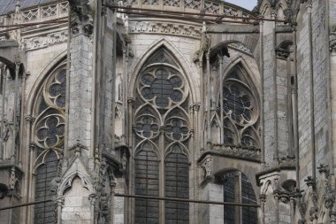 Fransız Kiliseleri ve Katedrallerinde gotik mimari gözlemlendi.